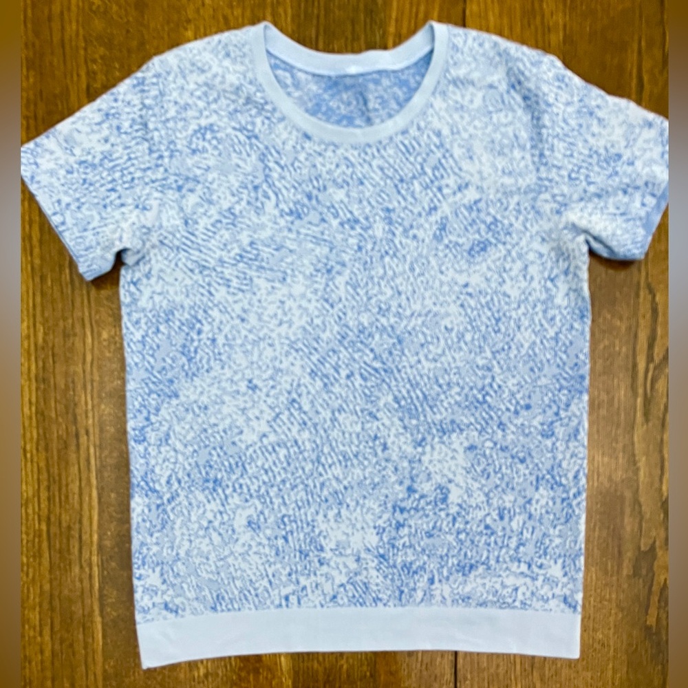 LIKE NEW Lululemon Short Sleeve Crew Top - Picture 2 of 4
